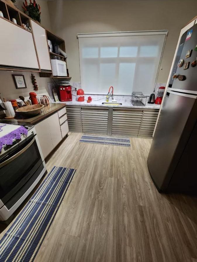 Cozinha equipada com geladeira, fogão e eletrodomésticos